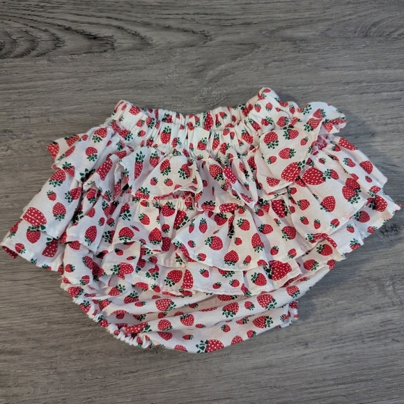 Strawberry Print Ruffled Baby Bloomers 0-12 Months - Picture 4 of 5